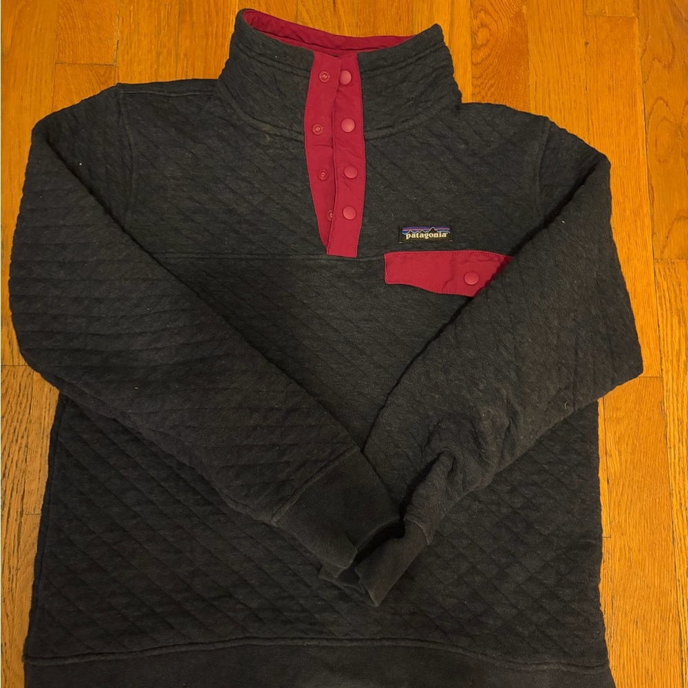 Patagonia navy Quilted Pullover with Burgundy Details small